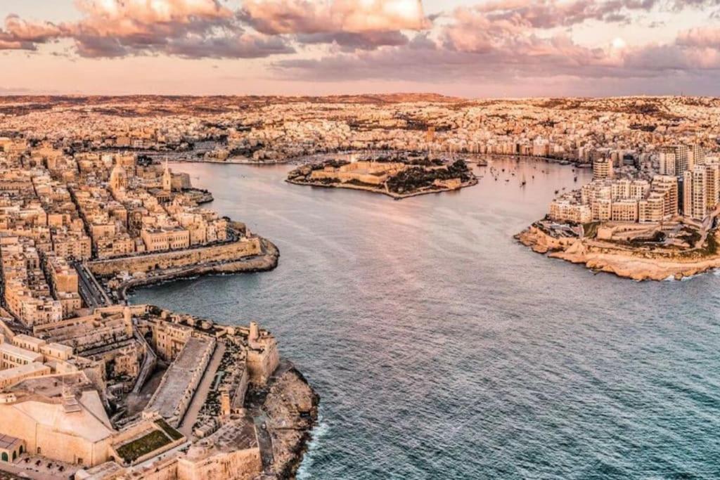 Sea View Penthouse In Tas-sliema Appartement